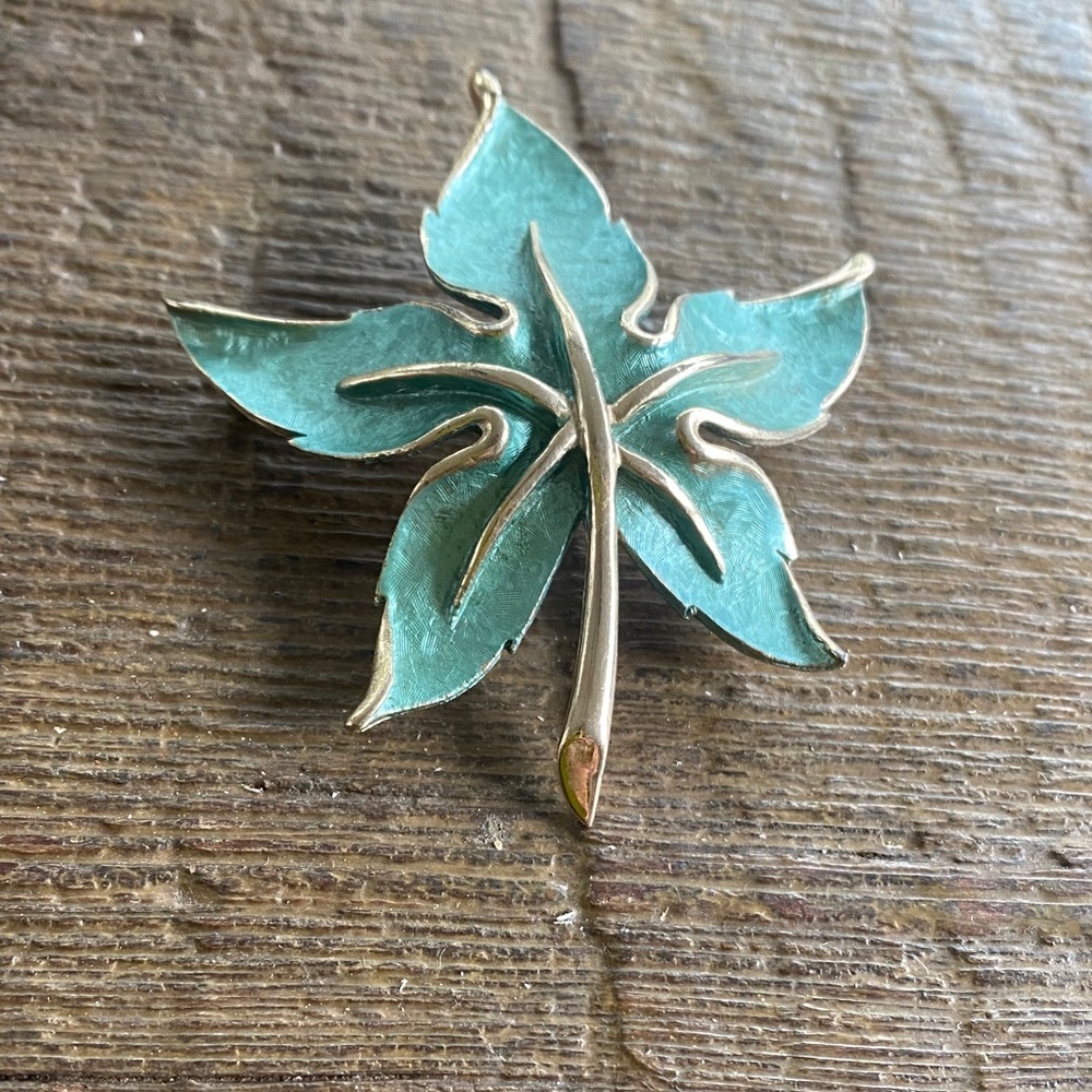 Vintage retro green enamel gold tone maple leaf brooch. Fairycore grannycore